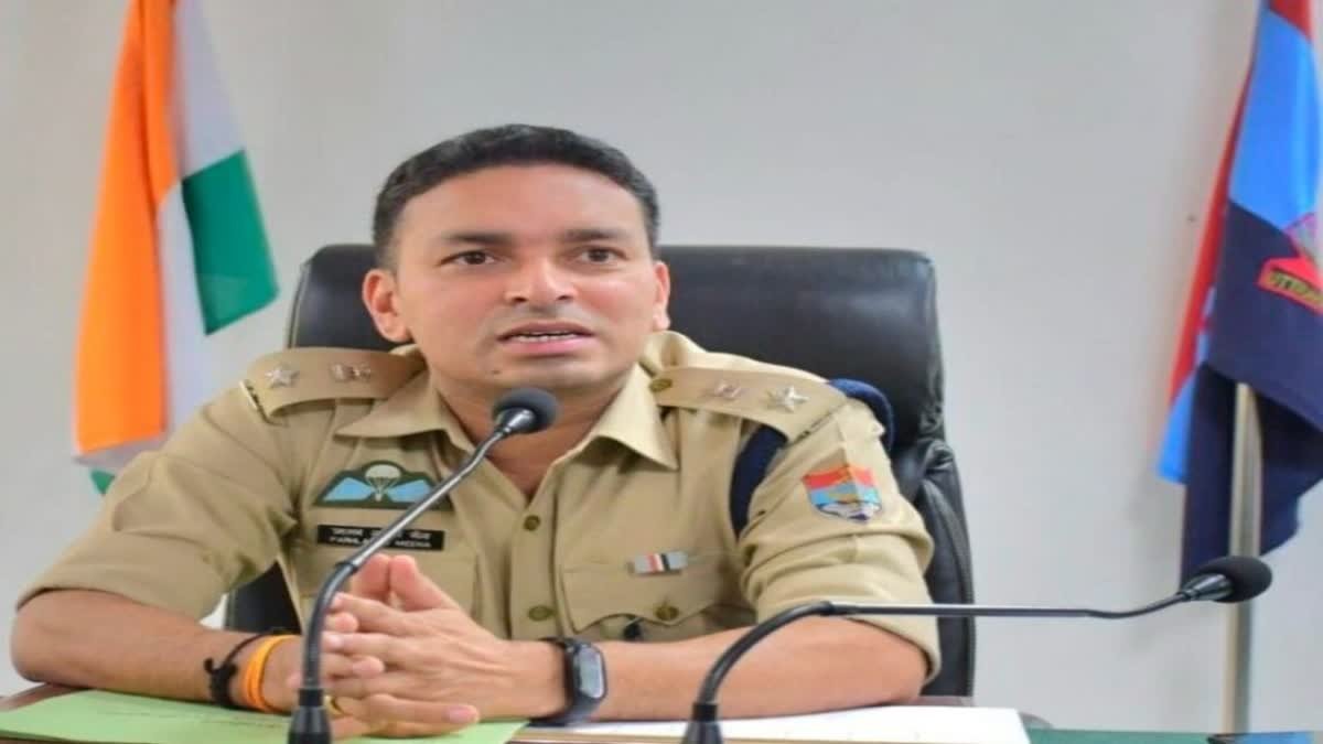 एसएसपी नैनीताल की सख्ती – अनुशासनहीनता पर पुलिसकर्मियों पर गिरी गाज , महिला दारोगा और ट्रैफिक कांस्टेबल निलंबित….. एसएसपी नैनीताल की सख्ती – अनुशासनहीनता पर पुलिसकर्मियों पर गिरी गाज , महिला दारोगा और ट्रैफिक कांस्टेबल निलंबित…..
