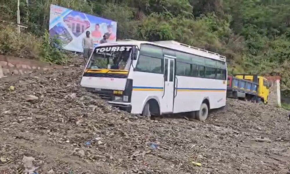 टिहरी गढ़वाल में भूस्खलन, बस और ट्रक मलबे में दबे….