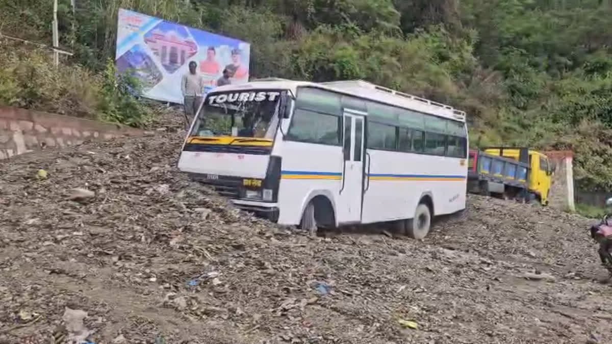 टिहरी गढ़वाल में भूस्खलन, बस और ट्रक मलबे में दबे…. टिहरी गढ़वाल में भूस्खलन, बस और ट्रक मलबे में दबे….