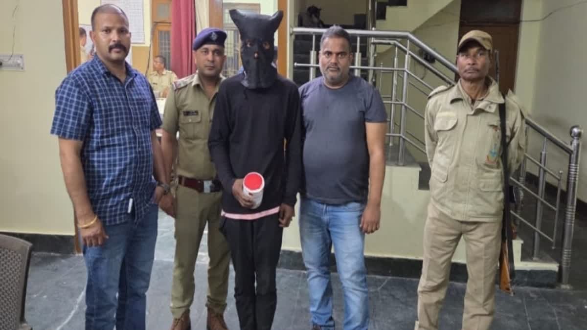 बनबसा-टनकपुर में फैलाने जा रहा था नशे का जाल , खटीमा में 35 लाख की खेप के साथ तस्कर गिरफ्तार….. बनबसा-टनकपुर में फैलाने जा रहा था नशे का जाल , खटीमा में 35 लाख की खेप के साथ तस्कर गिरफ्तार…..