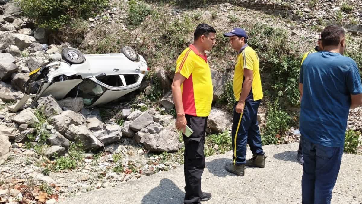 कालसी मोटर मार्ग पर दर्दनाक हादसा , सड़क से नीचे पलटी कार , तीन लोग घायल…. कालसी मोटर मार्ग पर दर्दनाक हादसा , सड़क से नीचे पलटी कार , तीन लोग घायल….