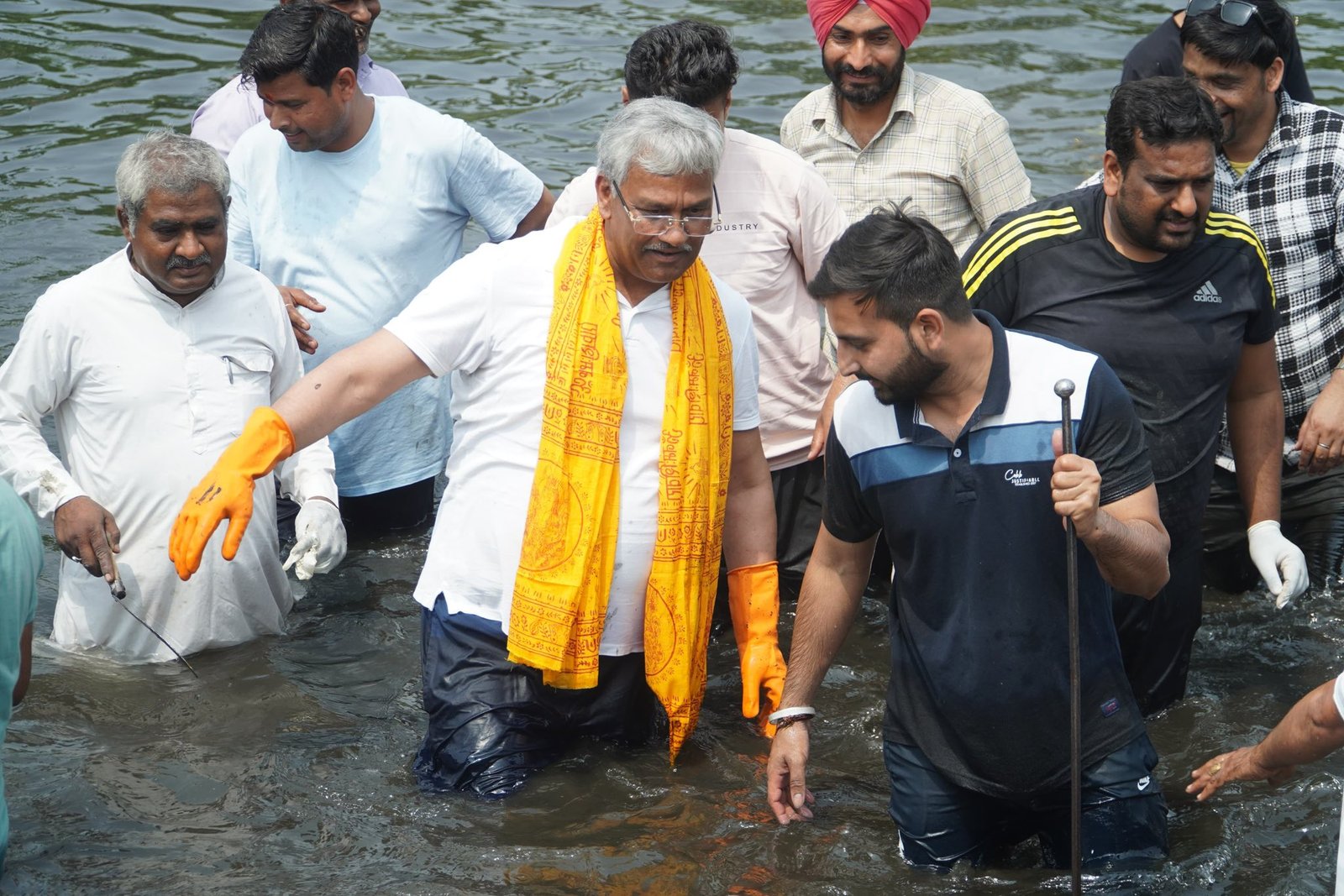बाणगंगा की सफाई में जुटे सांसद , नदी को फिर से जीवन देने का लिया संकल्प…. बाणगंगा की सफाई में जुटे सांसद , नदी को फिर से जीवन देने का लिया संकल्प….