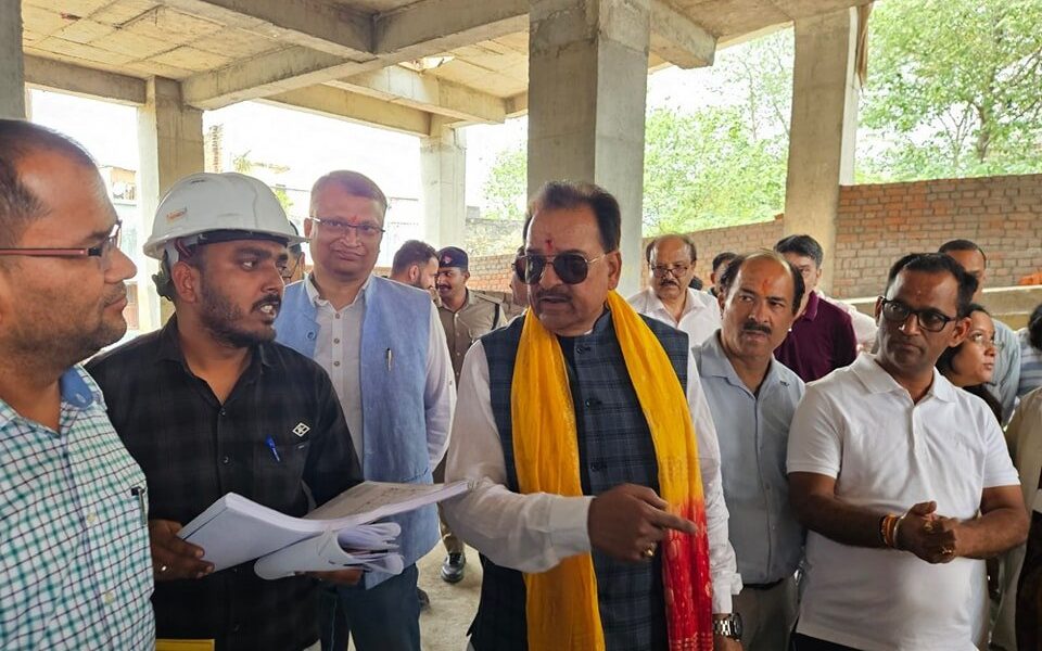 महिला हॉस्पिटल निर्माण में घटिया सामग्री ? सांसद अजय भट्ट ने निरीक्षण में जताई चिंता, जांच के दिए निर्देश….
