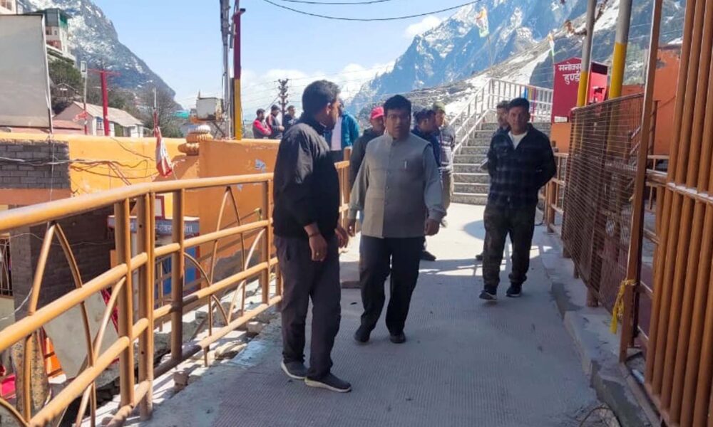 बद्रीनाथ धाम की यात्रा तैयारियों का प्रशासन की टीम ने किया स्थलीय निरीक्षण , एडीएम ने हाईवे पर आवाजाही सुगम करने के दिए निर्देश….