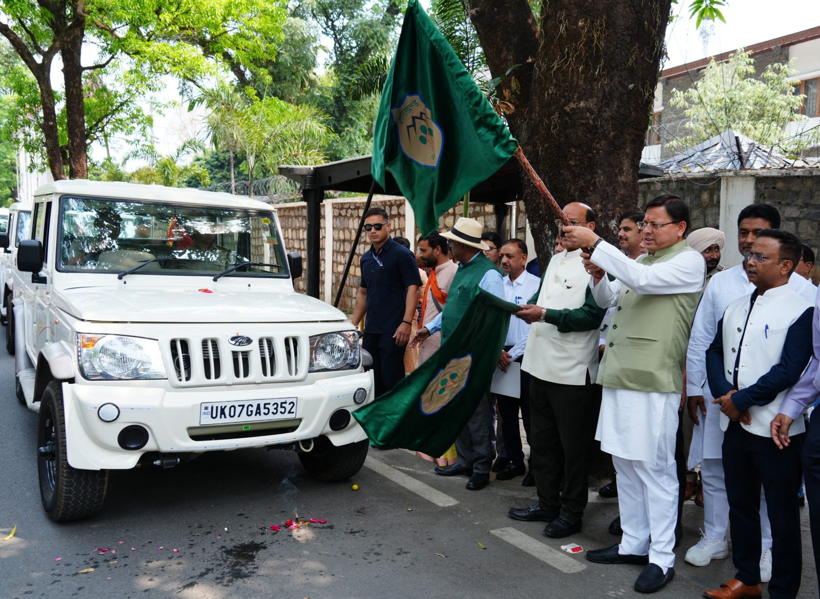 वन विभाग को मिली नई ताकत , धामी ने हरी झंडी दिखाकर रवाना किए वन्यजीव सुरक्षा वाहन…..