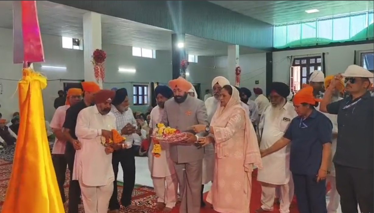 राज्यपाल गुरमीत सिंह ने पत्नी संग गुरुद्वारे में की अरदास, प्रदेशवासियों की खुशहाली की कामना…. राज्यपाल गुरमीत सिंह ने पत्नी संग गुरुद्वारे में की अरदास, प्रदेशवासियों की खुशहाली की कामना….