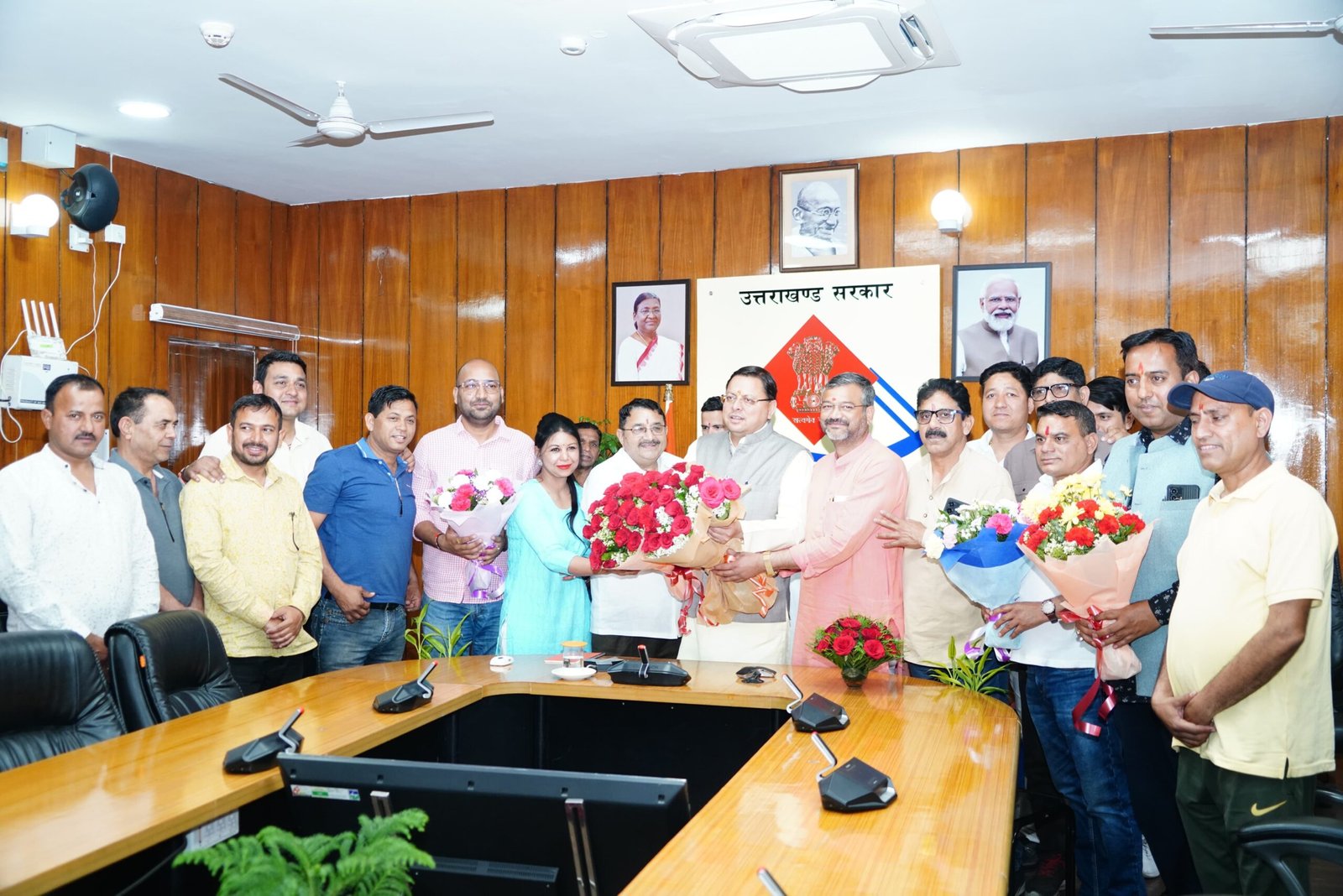 विधायक उमेश शर्मा और मेयर सौरभ थपलियाल ने सीएम से की भेट , मियांवाला का नाम बदलने पर जताया आभार…..