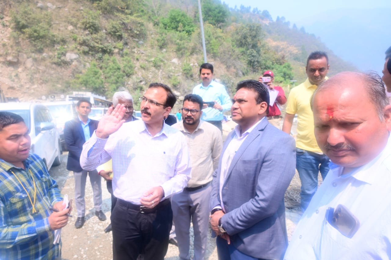 चमोली पहुँचे स्वास्थ्य सचिव डॉ. आर राजेश कुमार , चारधाम यात्रा 2025 की तैयारियों का लिया जायज़ा….. चमोली पहुँचे स्वास्थ्य सचिव डॉ. आर राजेश कुमार , चारधाम यात्रा 2025 की तैयारियों का लिया जायज़ा…..