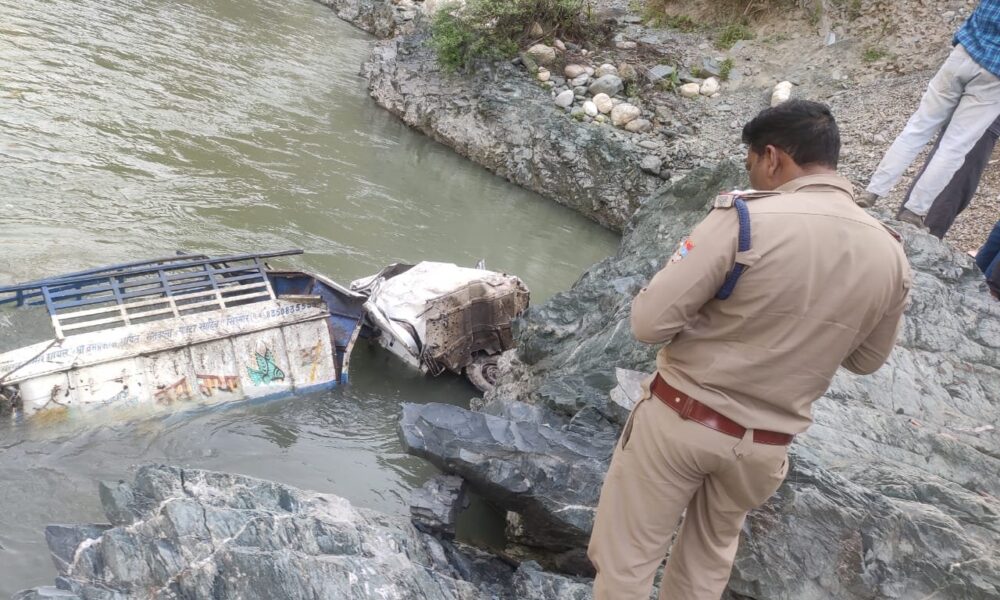 यमुनोत्री हाईवे पर बड़ा हादसा, पिकअप वाहन खाई में गिरा – चालक समेत तीन की मौत….