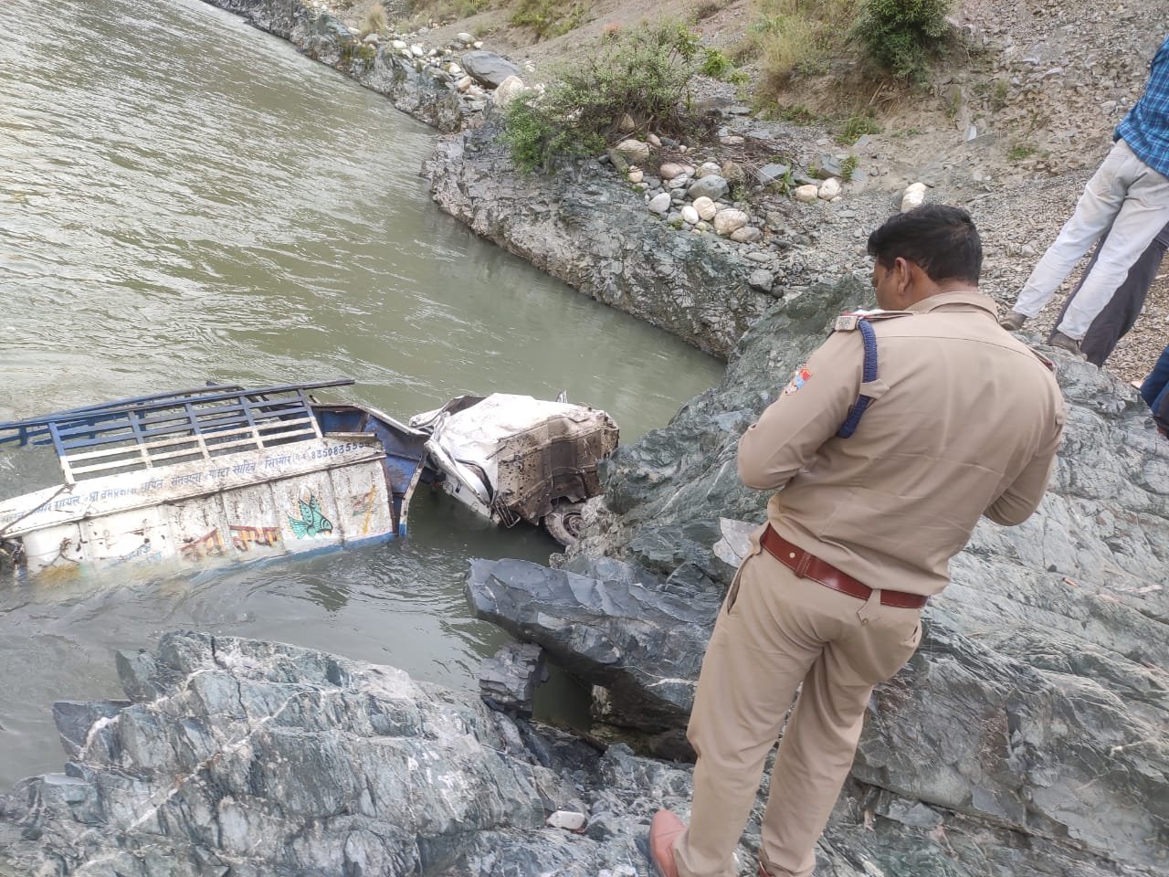 यमुनोत्री हाईवे पर बड़ा हादसा, पिकअप वाहन खाई में गिरा – चालक समेत तीन की मौत….