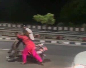 हरिद्वार के मुख्य राजमार्ग पर नशे में धुत महिला का हाई वोल्टेज ड्रामा , देखे वायरल वीडियो….