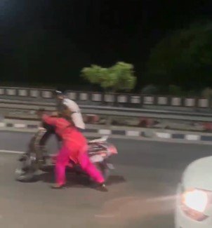 हरिद्वार के मुख्य राजमार्ग पर नशे में धुत महिला का हाई वोल्टेज ड्रामा , देखे वायरल वीडियो….