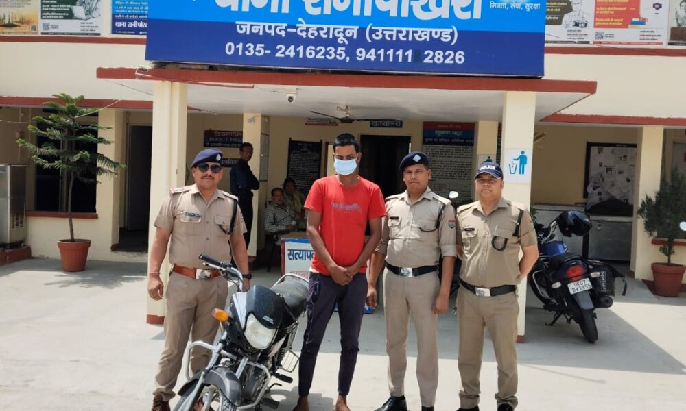 नशे के आदी चोर ने उड़ाई थी बाइक, पुलिस ने किया गिरफ्तार…