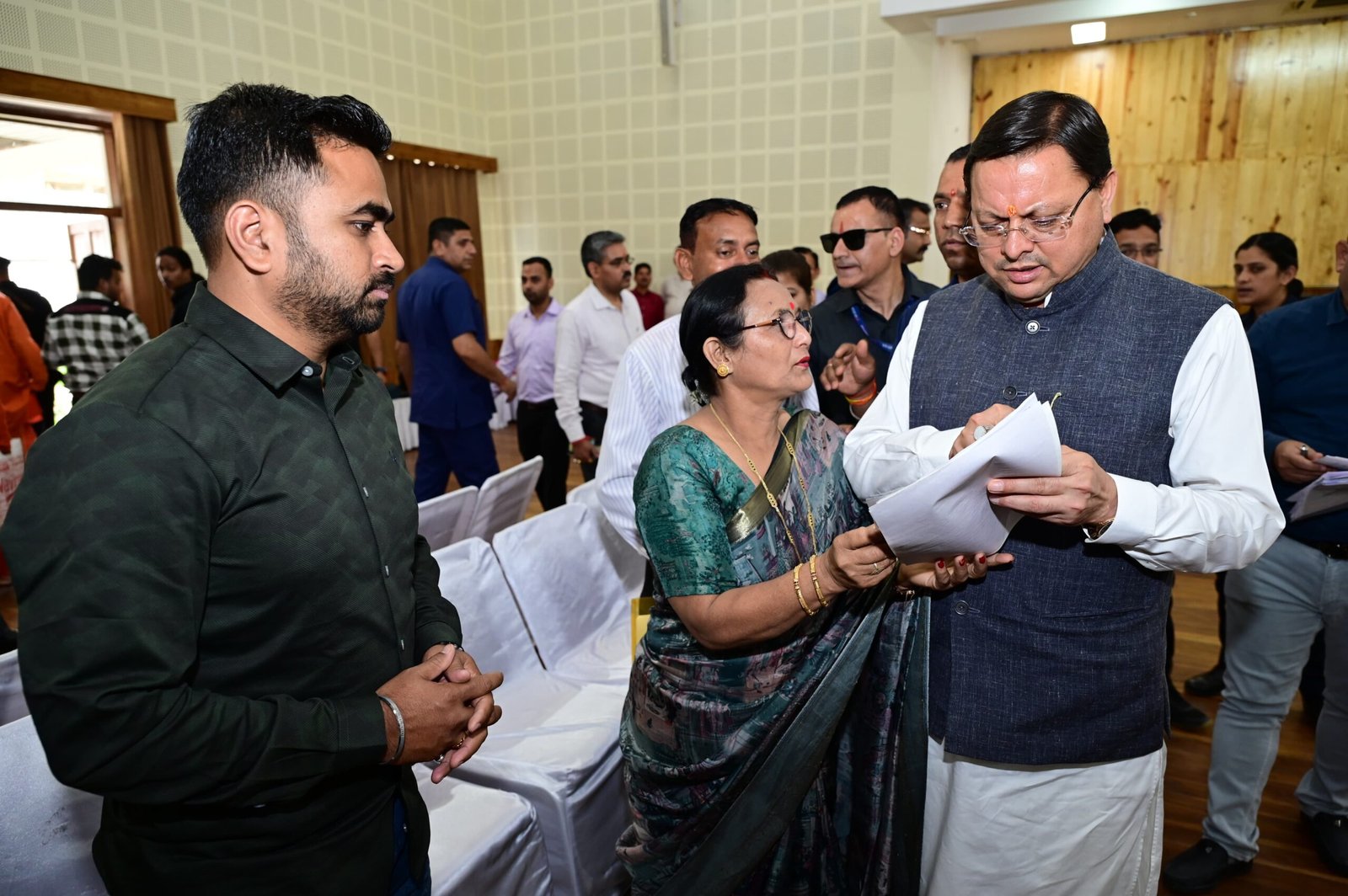 मुख्यमंत्री धामी ने सुनी जनता की समस्याएं, अधिकारियों को त्वरित समाधान के दिए निर्देश….