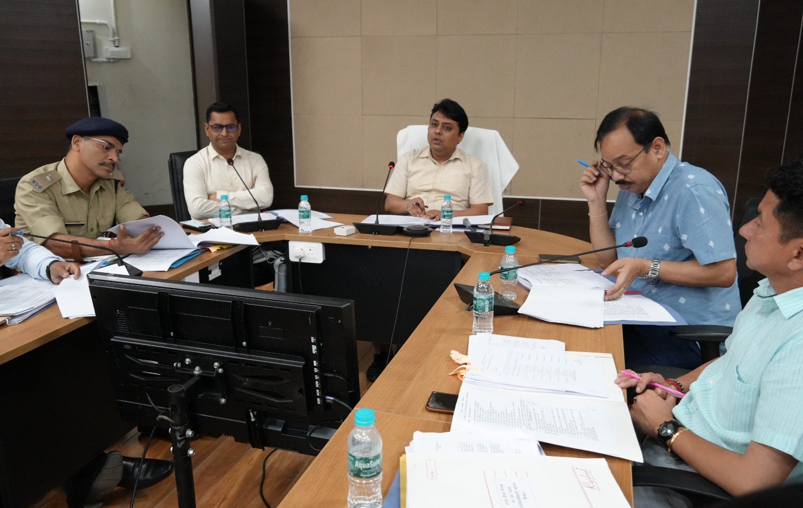 डिएम नितिन सिंह भदौरिया ने मासिक स्टाफ की ली बैठक , लम्बित वादों को त्वरित निस्तारण करने के दिए निर्देश……