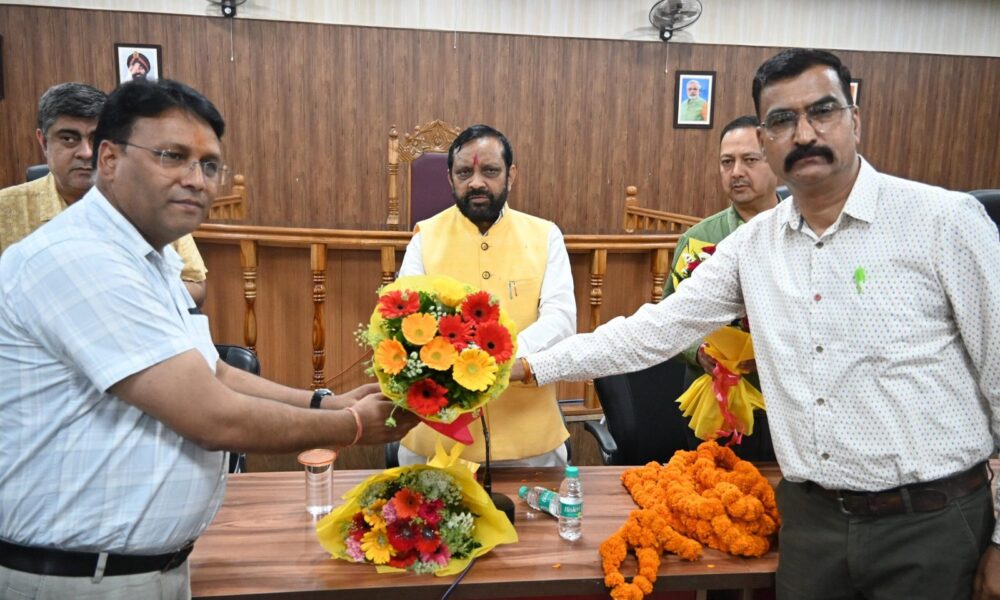 सफाई कर्मचारियों की सुरक्षा व सामाजिक सुरक्षा पर जोर , राज्य सफाई कर्मचारी आयोग के उपाध्यक्ष भगवत प्रसाद मकवाना ने ली समीक्षा बैठक….