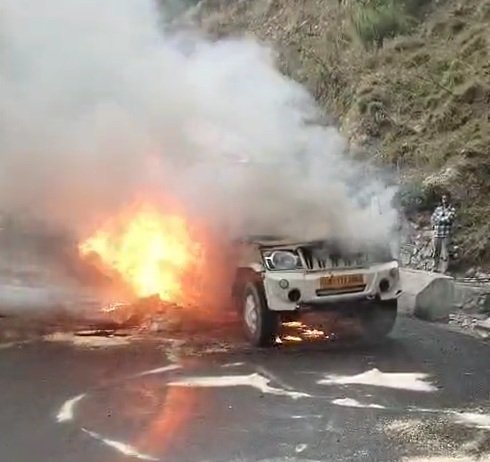 कालसी-चकराता मार्ग पर यूटिलिटी वाहन में भीषण आग , सवारों ने कूदकर बचाई जान….