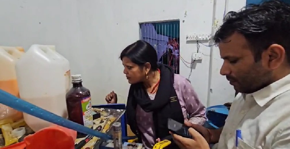 नकली पेय पदार्थ बनाने वाली फैक्ट्री पर छापा , प्रशासन ने की सख्त कार्रवाई , फैक्ट्री सील…. नकली पेय पदार्थ बनाने वाली फैक्ट्री पर छापा , प्रशासन ने की सख्त कार्रवाई , फैक्ट्री सील….
