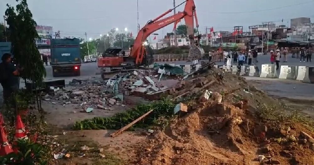 रुद्रपुर में सड़क चौड़ीकरण के लिए प्रशासन की बड़ी कार्रवाई , दशकों पुरानी मजार ध्वस्त…