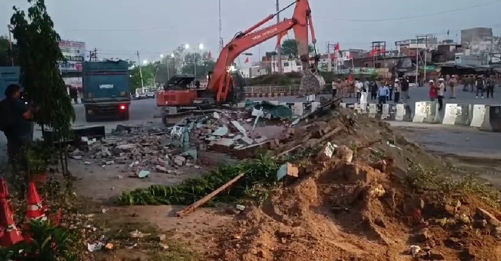 रुद्रपुर में सड़क चौड़ीकरण के लिए प्रशासन की बड़ी कार्रवाई , दशकों पुरानी मजार ध्वस्त… रुद्रपुर में सड़क चौड़ीकरण के लिए प्रशासन की बड़ी कार्रवाई , दशकों पुरानी मजार ध्वस्त…