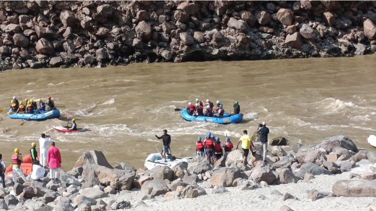 ऋषिकेश में राफ्टिंग के दौरान दर्दनाक हादसा , देहरादून के युवक की मौत….. ऋषिकेश में राफ्टिंग के दौरान दर्दनाक हादसा , देहरादून के युवक की मौत…..