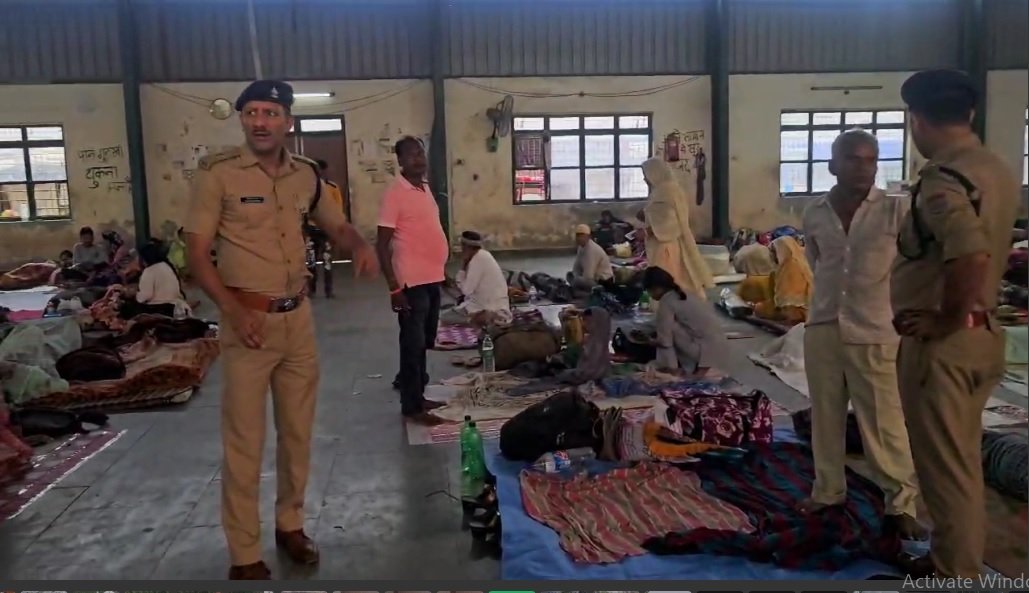 बाहरी तत्वों की धरपकड़ के लिए पुलिस का सर्च ऑपरेशन , पिरान कलियर से हिरासत में लिए गए 41 संदिग्ध…. बाहरी तत्वों की धरपकड़ के लिए पुलिस का सर्च ऑपरेशन , पिरान कलियर से हिरासत में लिए गए 41 संदिग्ध….