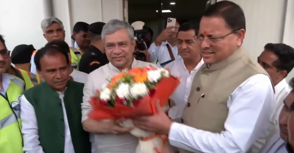 केंद्रीय रेल मंत्री अश्विनी वैष्णव का उत्तराखंड दौरा , सीएम धामी ने किया स्वागत एवं अभिनन्दन…. केंद्रीय रेल मंत्री अश्विनी वैष्णव का उत्तराखंड दौरा , सीएम धामी ने किया स्वागत एवं अभिनन्दन….