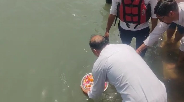 पहलागाम हमले में शहीद विनय नरवाल को अंतिम श्रद्धांजलि , हरिद्वार गंगा में विसर्जित हुई अस्थियां…. पहलागाम हमले में शहीद विनय नरवाल को अंतिम श्रद्धांजलि , हरिद्वार गंगा में विसर्जित हुई अस्थियां….