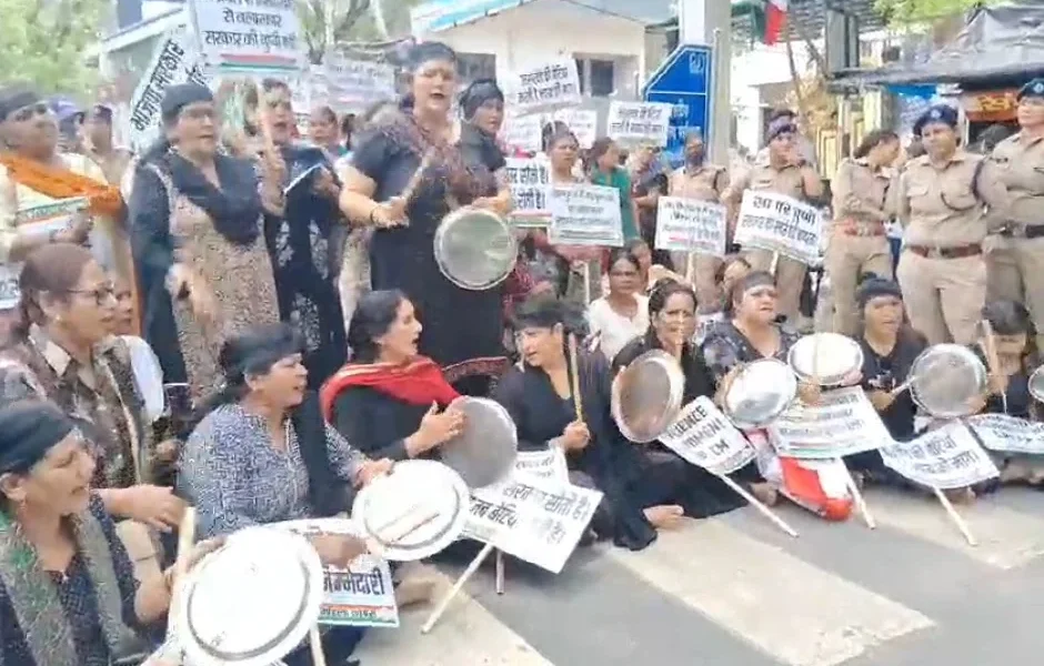 महिला कांग्रेस का मुख्यमंत्री आवास घेराव प्रयास, बढ़ते महिला अपराधों पर राज्य सरकार के खिलाफ थाली बजाकर प्रदर्शन….