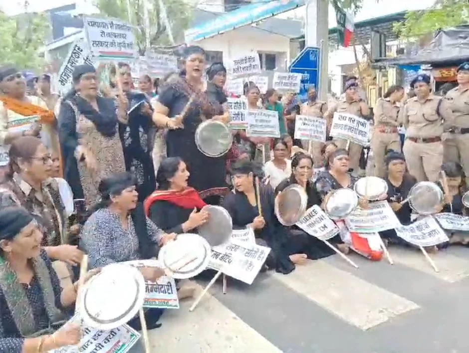 महिला कांग्रेस का मुख्यमंत्री आवास घेराव प्रयास, बढ़ते महिला अपराधों पर राज्य सरकार के खिलाफ थाली बजाकर प्रदर्शन…. महिला कांग्रेस का मुख्यमंत्री आवास घेराव प्रयास, बढ़ते महिला अपराधों पर राज्य सरकार के खिलाफ थाली बजाकर प्रदर्शन….