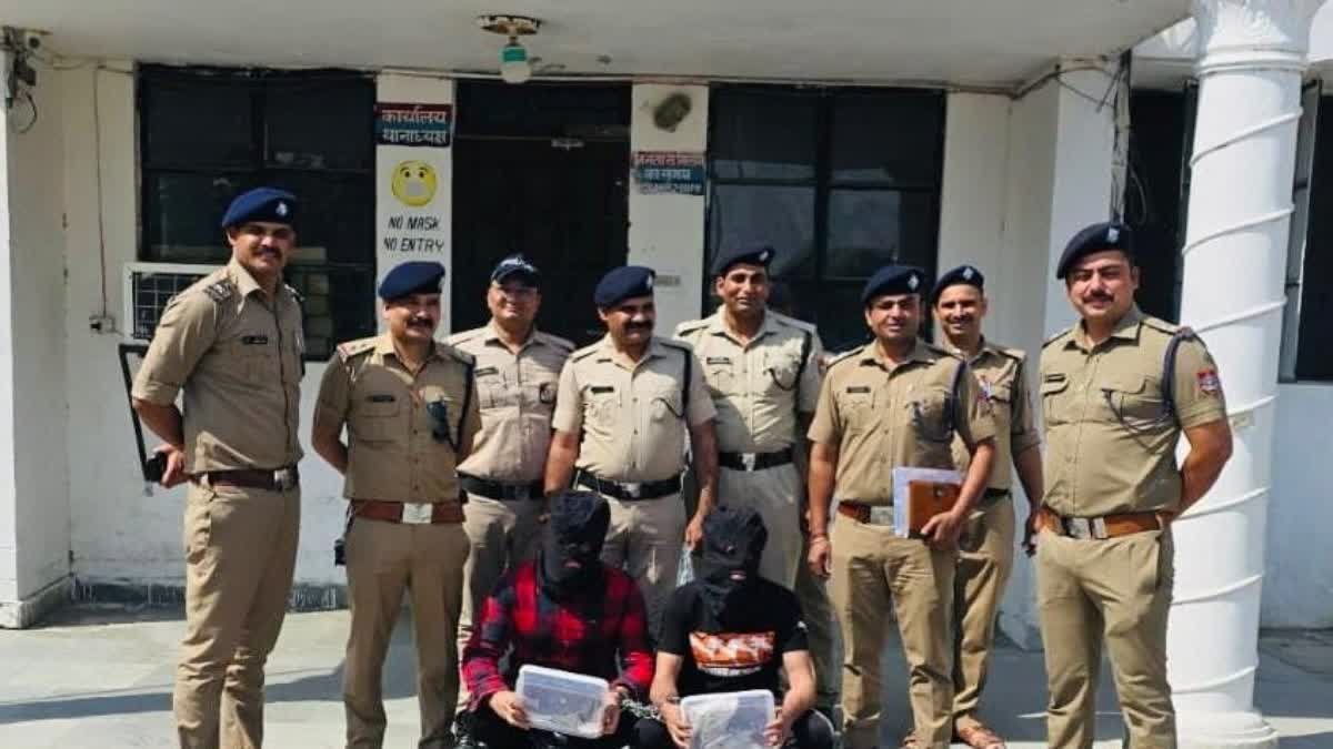 सड़क पर दहशत फैलाने वाले दो बदमाश तमंचों के साथ गिरफ्तार, अन्य की तलाश जारी… सड़क पर दहशत फैलाने वाले दो बदमाश तमंचों के साथ गिरफ्तार, अन्य की तलाश जारी…
