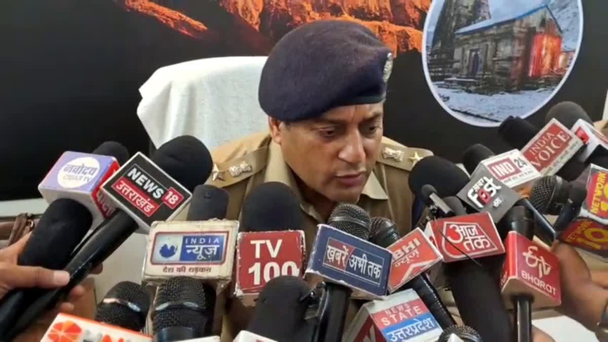 छेड़खानी के आरोपी महंत रोहित गिरि पर पत्नी ने लगाए हत्या के प्रयास, ब्लैकमेलिंग और संपत्ति हड़पने के गंभीर आरोप, 10 लोगों पर मुकदमा दर्ज… छेड़खानी के आरोपी महंत रोहित गिरि पर पत्नी ने लगाए हत्या के प्रयास, ब्लैकमेलिंग और संपत्ति हड़पने के गंभीर आरोप, 10 लोगों पर मुकदमा दर्ज…