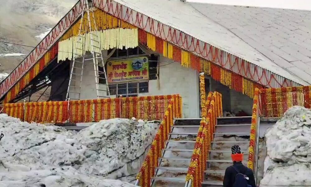 श्रद्धालुओं का पहला जत्था पहुंचा पवित्र धाम, कपाट आज विधिवत खुले