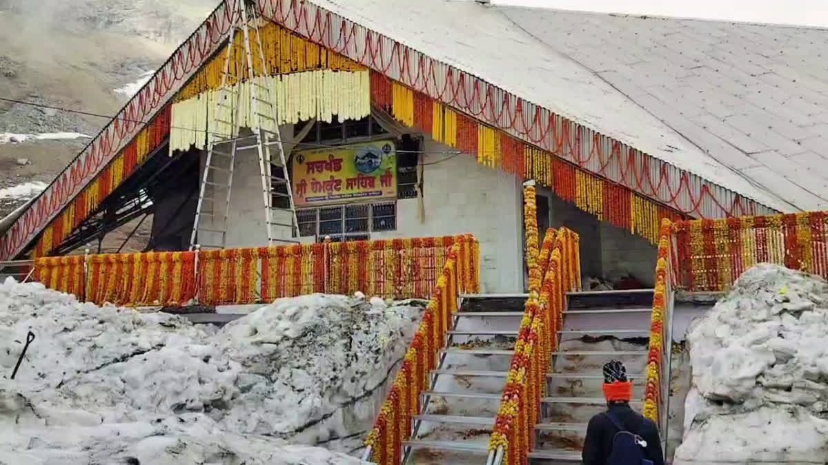 श्रद्धालुओं का पहला जत्था पहुंचा पवित्र धाम, कपाट आज विधिवत खुले श्रद्धालुओं का पहला जत्था पहुंचा पवित्र धाम, कपाट आज विधिवत खुले