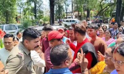 अवैध शराब बिक्री के खिलाफ स्थानीय लोगों का चौकी पर हंगामा, कार्रवाई का भरोसा…………