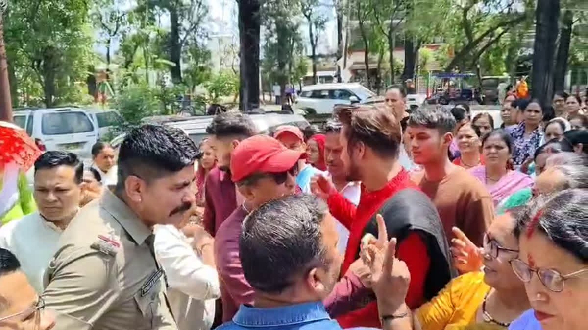 अवैध शराब बिक्री के खिलाफ स्थानीय लोगों का चौकी पर हंगामा, कार्रवाई का भरोसा………… अवैध शराब बिक्री के खिलाफ स्थानीय लोगों का चौकी पर हंगामा, कार्रवाई का भरोसा…………