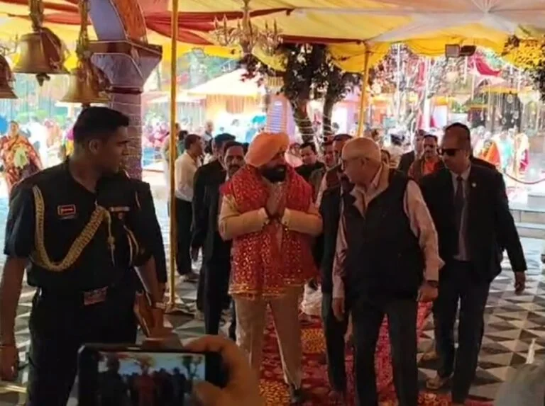 राज्यपाल गुरमीत सिंह ने किए नैना देवी मंदिर में दर्शन, राज्य की खुशहाली के लिए की प्रार्थना….. राज्यपाल गुरमीत सिंह ने किए नैना देवी मंदिर में दर्शन, राज्य की खुशहाली के लिए की प्रार्थना…..