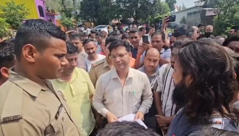 नैनीताल जीले के रामनगर के गौजानी में क़ब्रिस्तान को लेकर विवाद! शव दफनाने से पहले हंगामा, प्रशासन मौके पर तैनात… नैनीताल जीले के रामनगर के गौजानी में क़ब्रिस्तान को लेकर विवाद! शव दफनाने से पहले हंगामा, प्रशासन मौके पर तैनात…