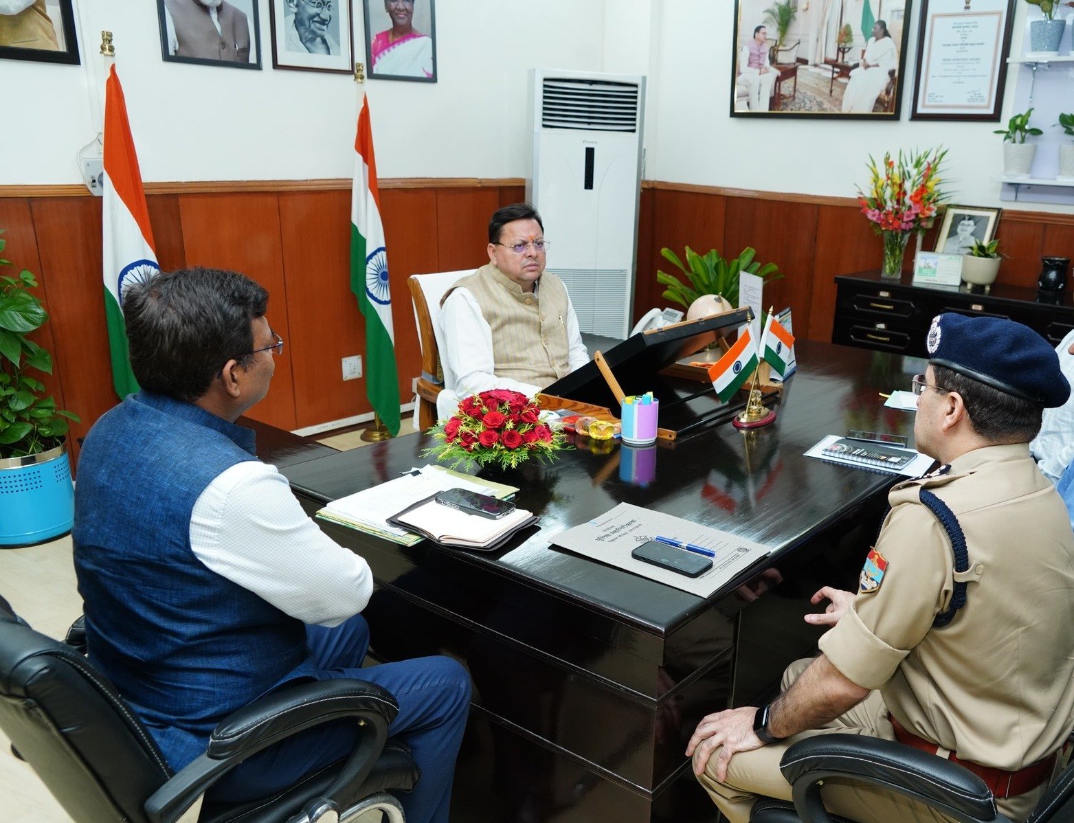 प्रदेश में हर मोर्चे पर तैयार रहें अधिकारी और कर्मचारी…