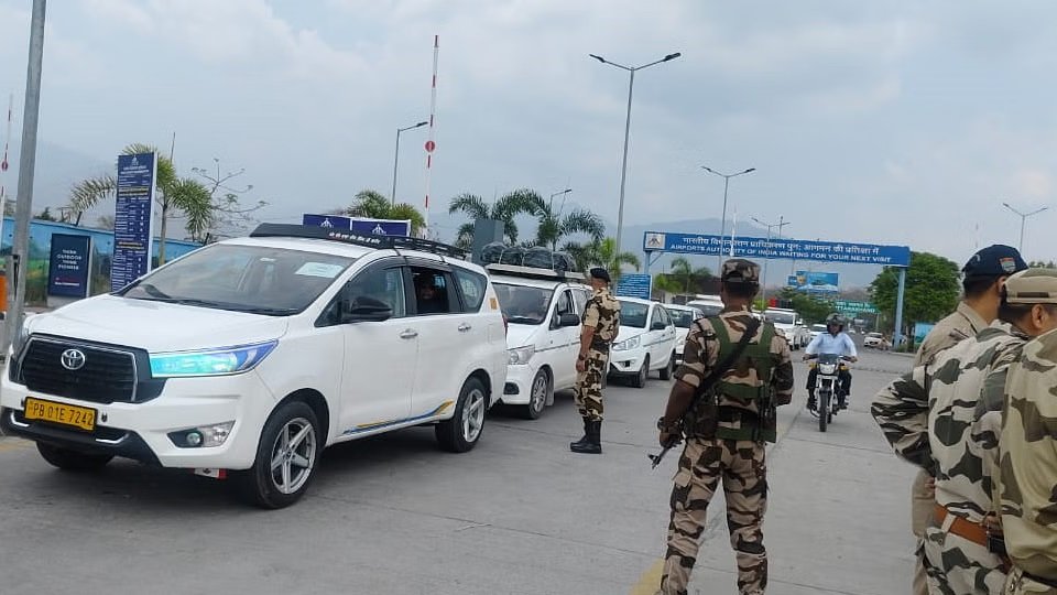 देहरादून एयरपोर्ट पर सुरक्षा कड़ी, अफसरों की छुट्टियां रद्द, हाई अलर्ट जारी… देहरादून एयरपोर्ट पर सुरक्षा कड़ी, अफसरों की छुट्टियां रद्द, हाई अलर्ट जारी…