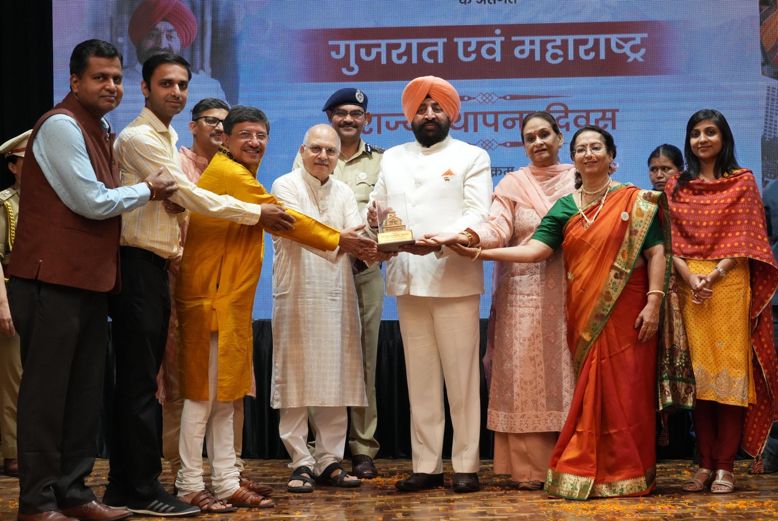 राजभवन में मनाया गया गुजरात-महाराष्ट्र स्थापना दिवस, राज्यपाल ने दी शुभकामनाएं और सांस्कृतिक विविधता को बताया भारत की ताकत…. राजभवन में मनाया गया गुजरात-महाराष्ट्र स्थापना दिवस, राज्यपाल ने दी शुभकामनाएं और सांस्कृतिक विविधता को बताया भारत की ताकत….