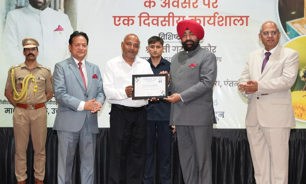 विश्व मधुमक्खी दिवस पर राजभवन में कार्यक्रम, राज्यपाल ने किया मौन पालकों को सम्मानित – शहद को ‘लोकल से ग्लोबल’ ले जाने पर जोर….