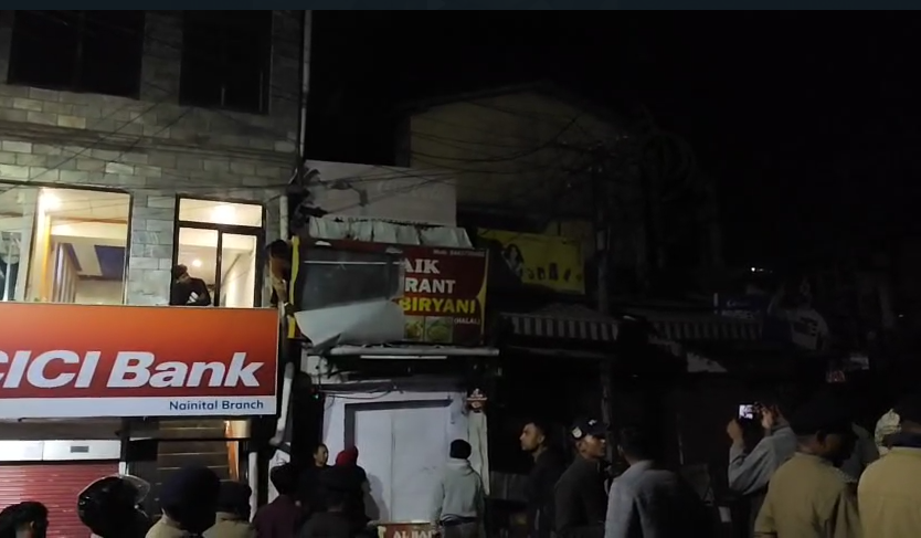 65 वर्षीय व्यक्ति पर नाबालिक हिंदू बालिका से दुष्कर्म का आरोप, हिंदूवादी संगठनों ने कोतवाली के आगे किया हंगामा ….. 65 वर्षीय व्यक्ति पर नाबालिक हिंदू बालिका से दुष्कर्म का आरोप, हिंदूवादी संगठनों ने कोतवाली के आगे किया हंगामा …..