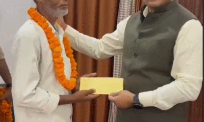 रिक्शा चालक ने लौटाया 1 लाख का सामान, एसएसपी ने ईमानदारी के लिए किया सम्मानित