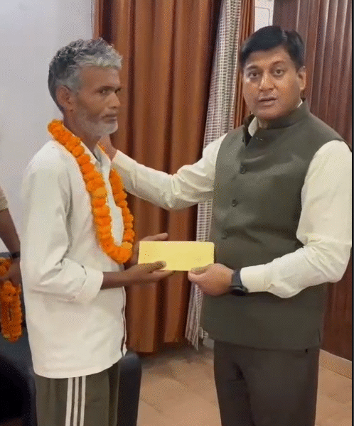 रिक्शा चालक ने लौटाया 1 लाख का सामान, एसएसपी ने ईमानदारी के लिए किया सम्मानित
