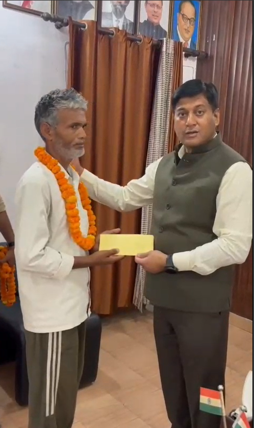 रिक्शा चालक ने लौटाया 1 लाख का सामान, एसएसपी ने ईमानदारी के लिए किया सम्मानित