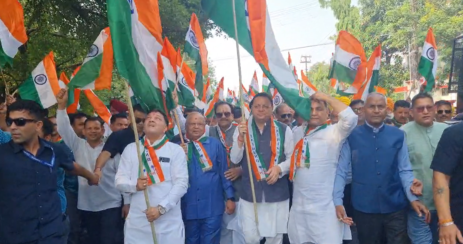 ऑपरेशन सिंदूर की सफलता को समर्पित तिरंगा शौर्य सम्मान यात्रा में शामिल हुए मुख्यमंत्री पुष्कर सिंह धामी, शहीदों को दी श्रद्धांजलि…..