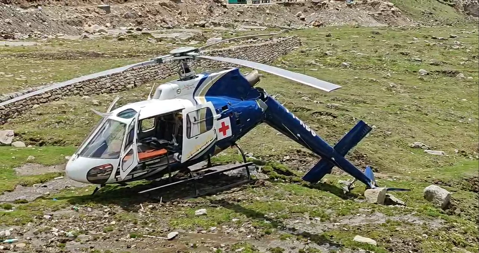 एम्स हॉस्पिटल का हेली एंबुलेंस दुर्घटनाग्रस्त, पायलट की सूझबूझ से डॉक्टरों की बची जान…. एम्स हॉस्पिटल का हेली एंबुलेंस दुर्घटनाग्रस्त, पायलट की सूझबूझ से डॉक्टरों की बची जान….