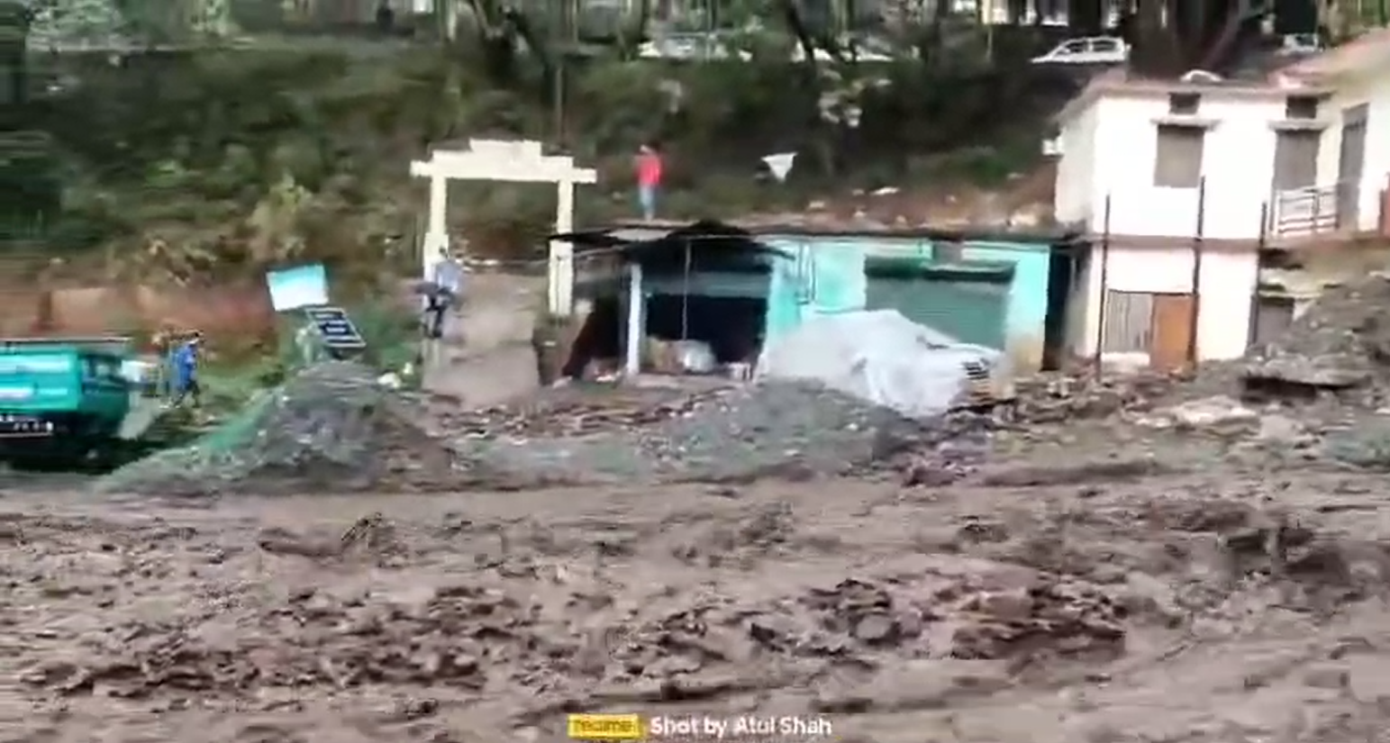 पीपलकोटी के पास बरसाती नाला उफान पर, मलबे की चपेट में आए वाहन…. पीपलकोटी के पास बरसाती नाला उफान पर, मलबे की चपेट में आए वाहन….