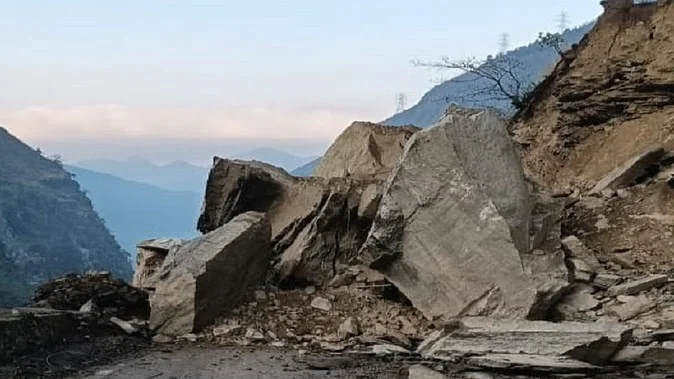 पिथौरागढ़ में भूस्खलन से कैलाश मानसरोवर मार्ग बंद, सैकड़ों तीर्थयात्री फंसे……